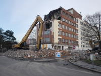 další úsek jde k zemi